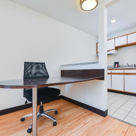 Red Roof Inn Plus+ & Suites Γκίλντφορντ Εξωτερικό φωτογραφία