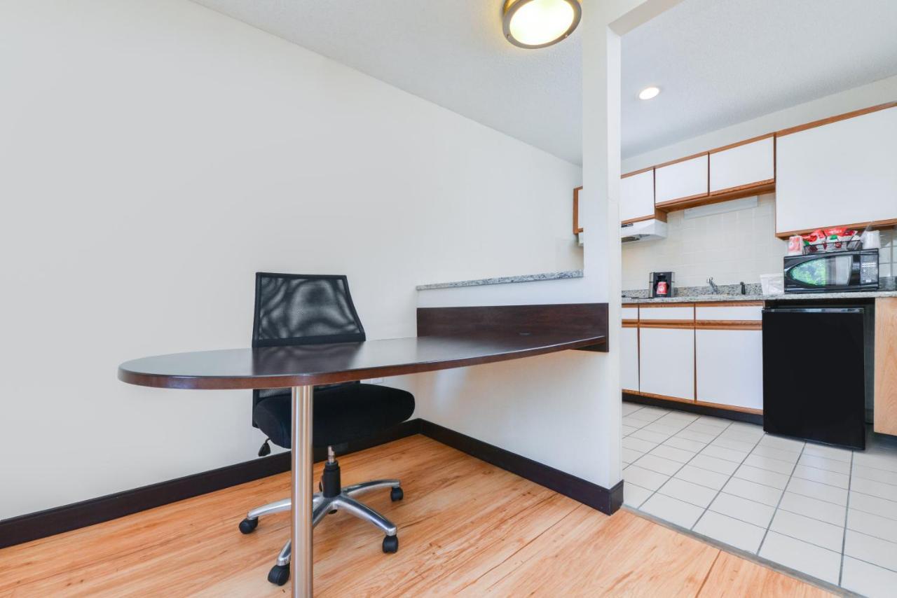 Red Roof Inn Plus+ & Suites Γκίλντφορντ Εξωτερικό φωτογραφία