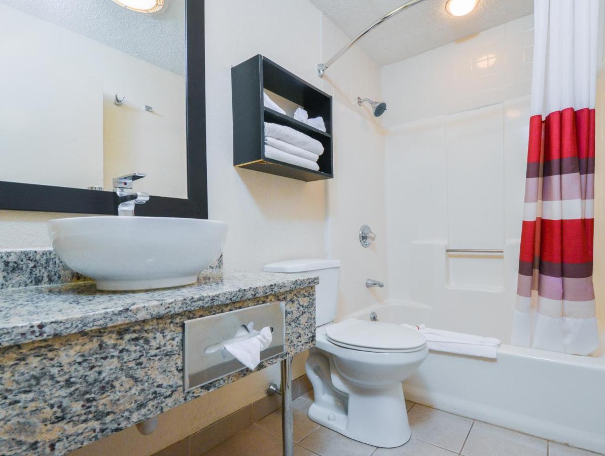 Red Roof Inn Plus+ & Suites Γκίλντφορντ Εξωτερικό φωτογραφία