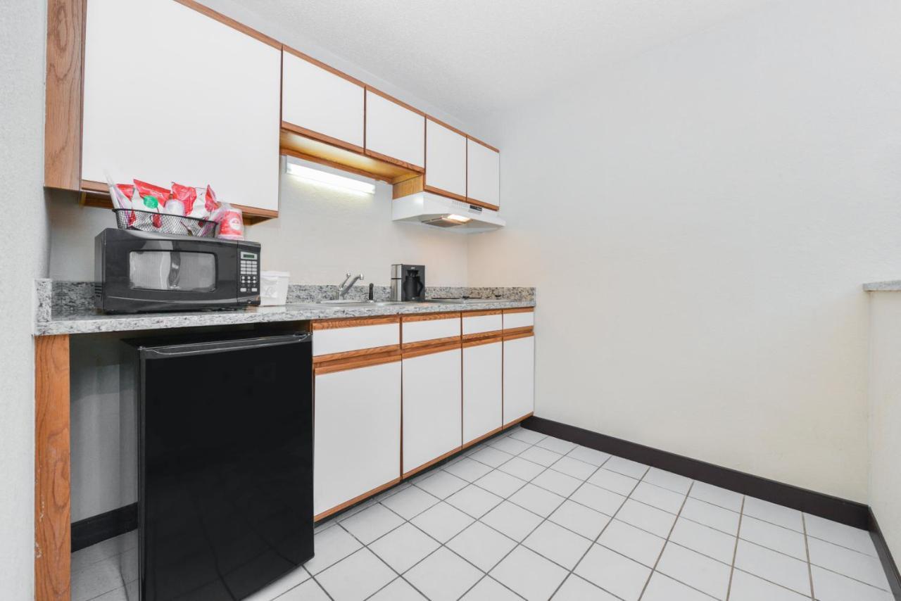 Red Roof Inn Plus+ & Suites Γκίλντφορντ Εξωτερικό φωτογραφία