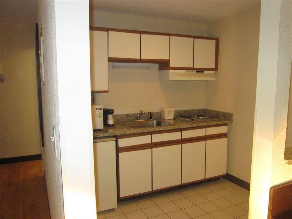 Red Roof Inn Plus+ & Suites Γκίλντφορντ Εξωτερικό φωτογραφία