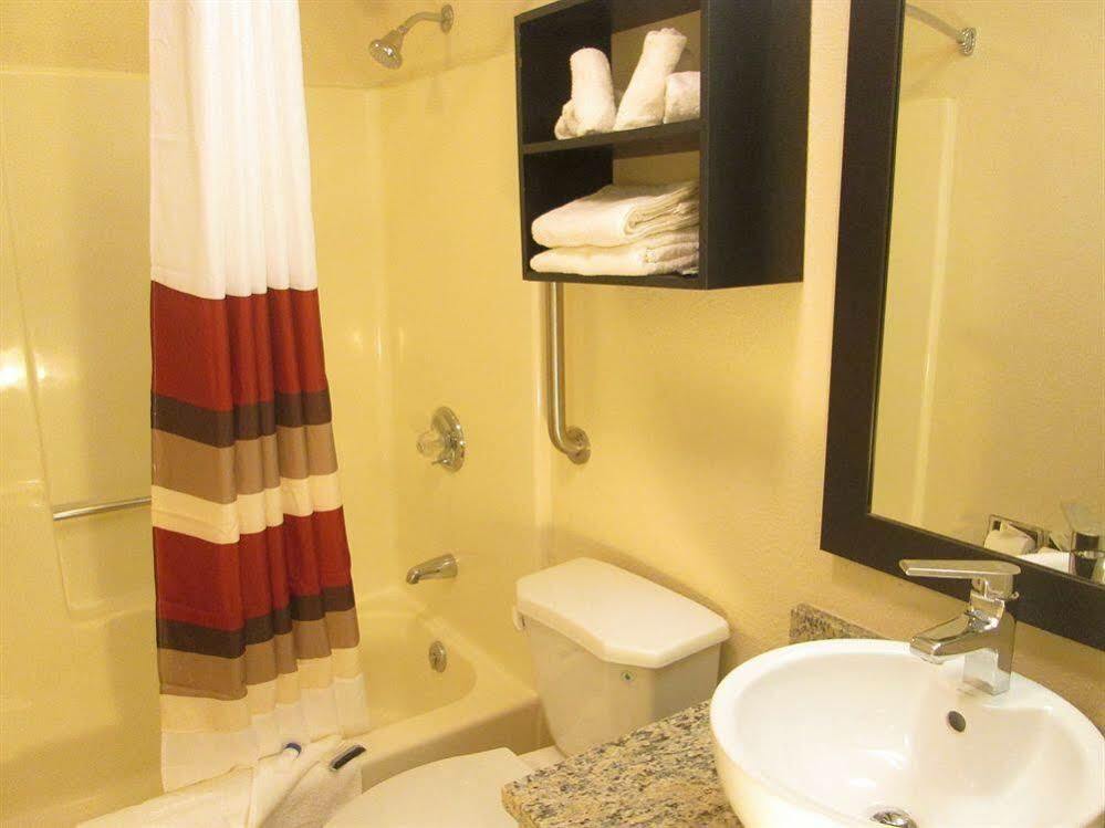 Red Roof Inn Plus+ & Suites Γκίλντφορντ Εξωτερικό φωτογραφία